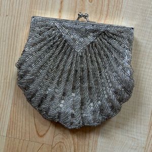 Art deco Vintage beaded clutch in silver/grey
